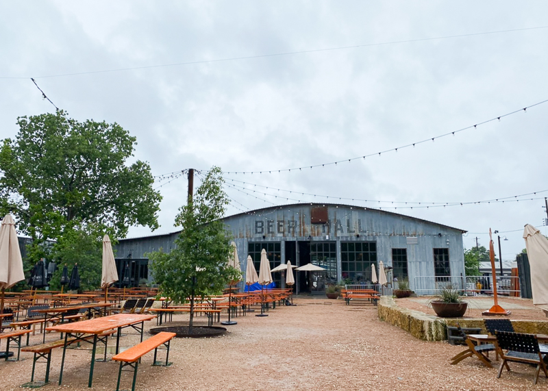 雨で外は使えず