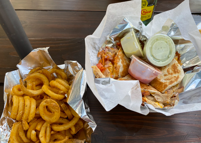 ケサディヤとカーリーフライ