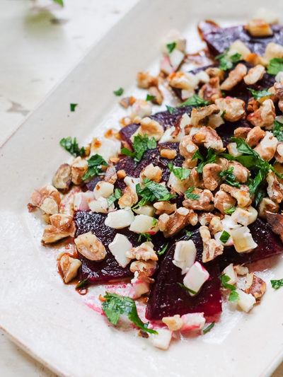 ビーツ、シェーブルチーズ、クルミのサラダ