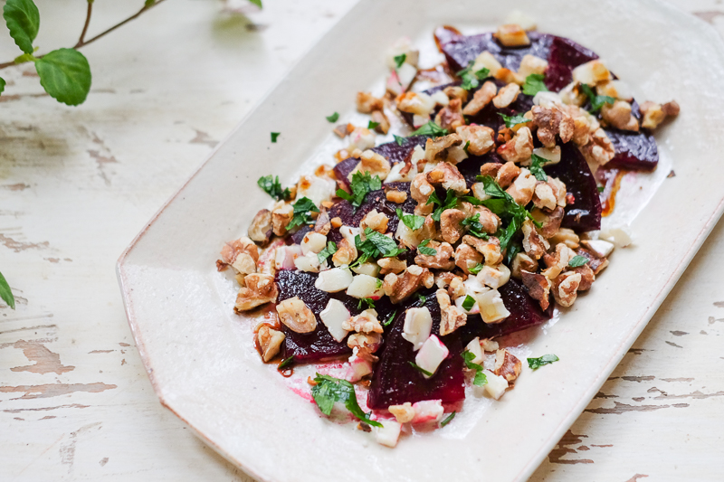 ビーツ、シェーブルチーズ、クルミのサラダ