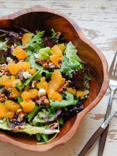 ミックスグリーン、オレンジ、ブルーチーズのサラダ