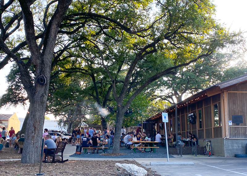 にぎわうパティオ