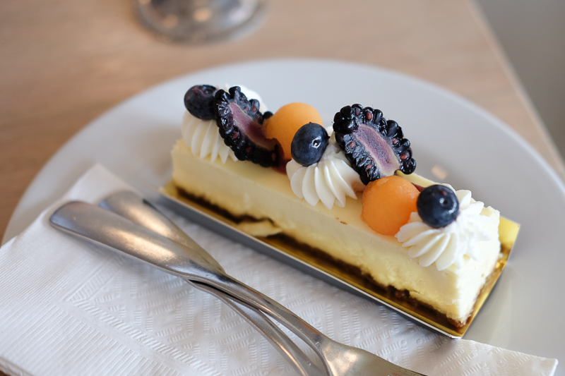 季節のフルーツ乗せ・チーズケーキ