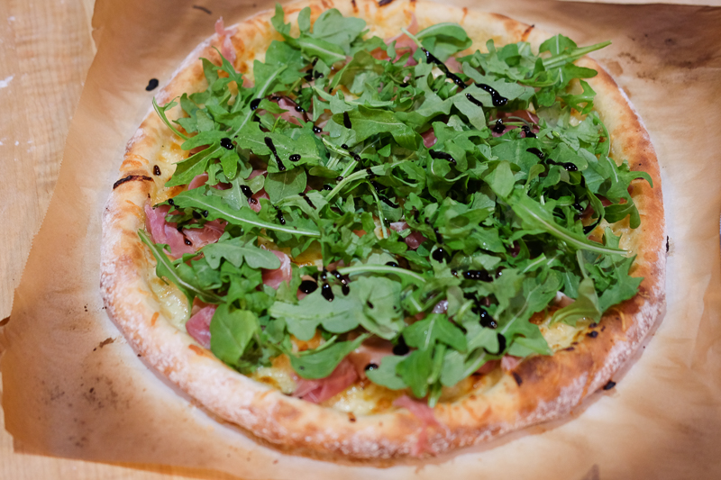 アルグラと生ハムのピザ