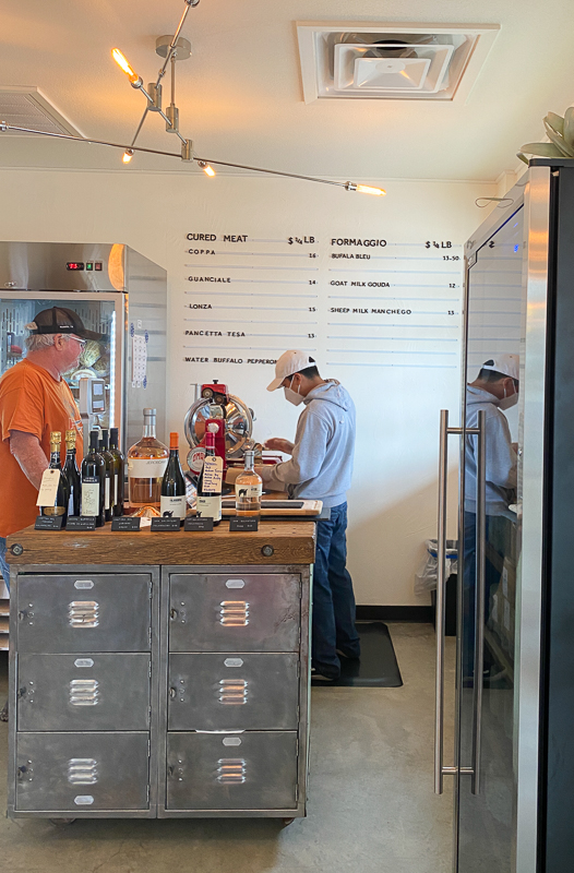 ワインやハム、チーズなども