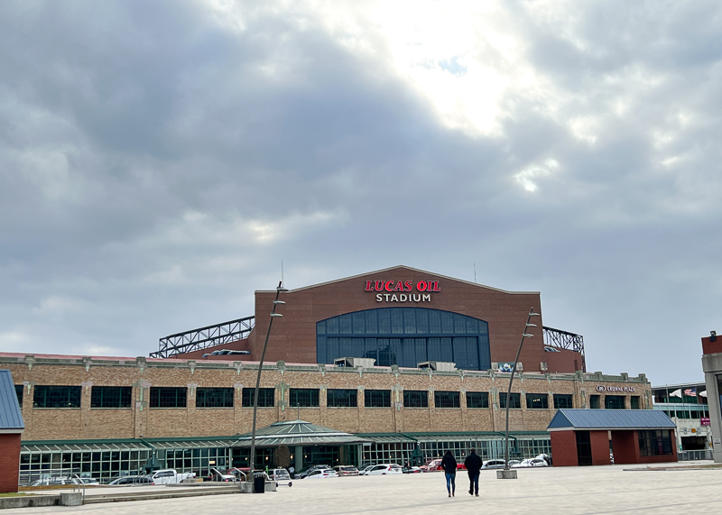 後ろにはLucas Oil Stadium