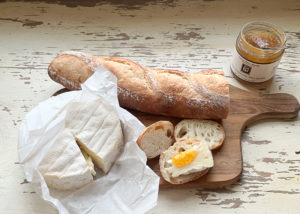 チーズとジャムをオン