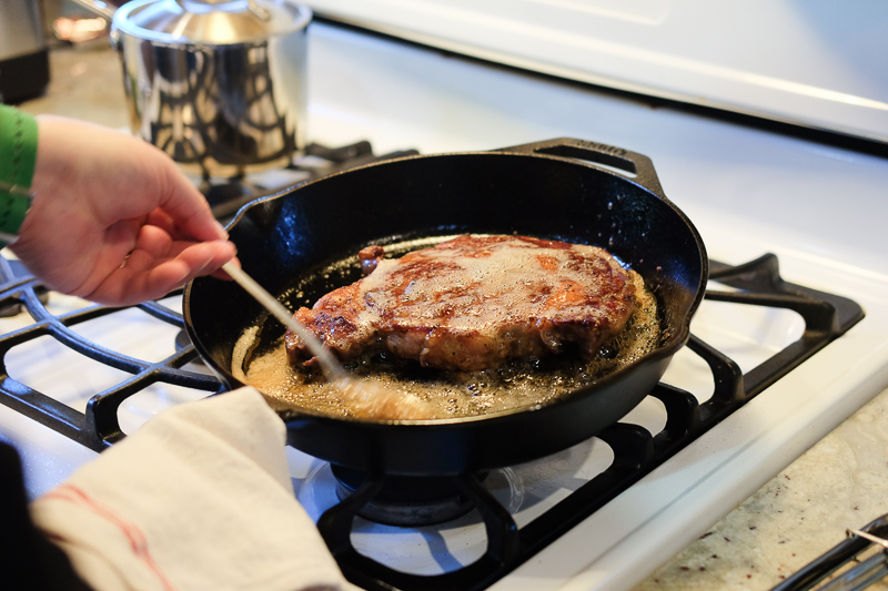 ステーキ焼き中