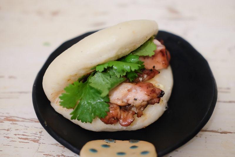 ハワイアンチャーシューチキンを挟んで