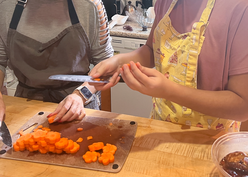 にんじんの飾り切りを教える