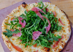 生ハムとルッコラのピザ