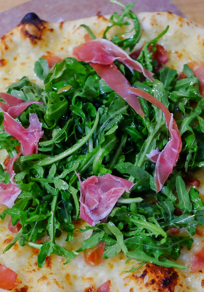 生ハムとルッコラのピザ