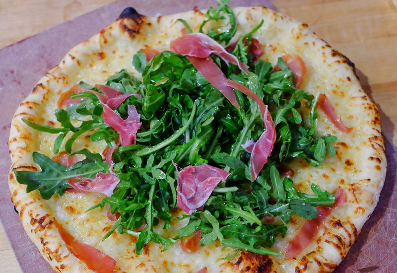 生ハムとルッコラのピザ