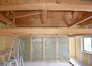 天井を剥がしてみたら現われた立派な梁