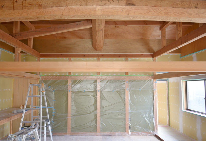 天井を剥がしてみたら現われた立派な梁