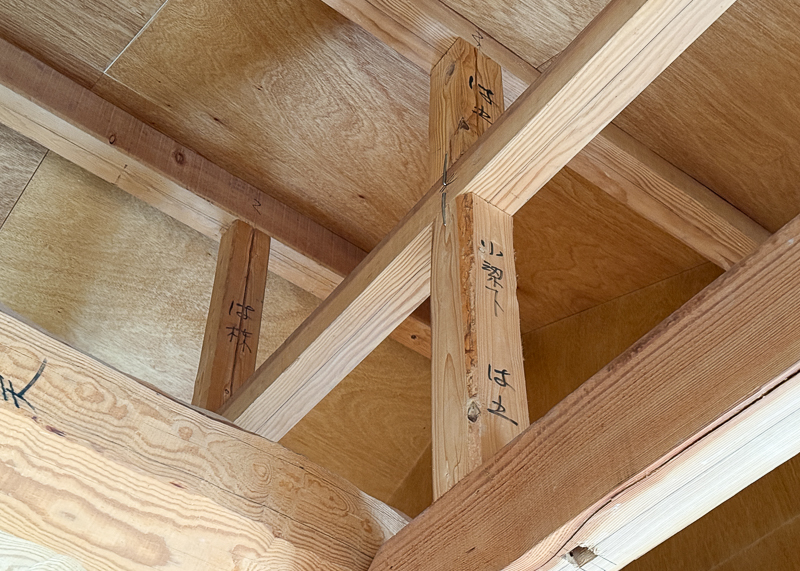 梁に書かれた文字